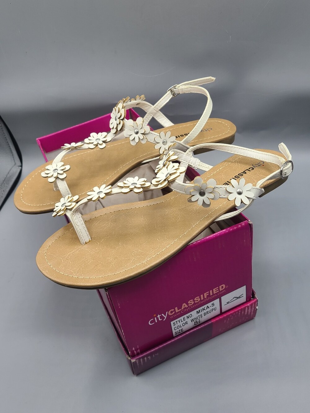New women's size 8.5 white & brown floral flower t-strap flat sandals Mika-S